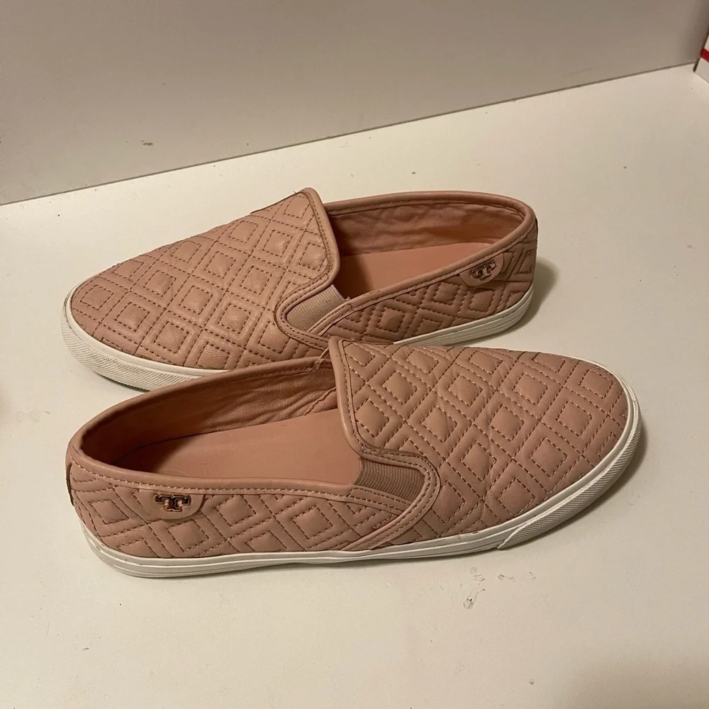 Tory Burch, beautiful pink color slippers